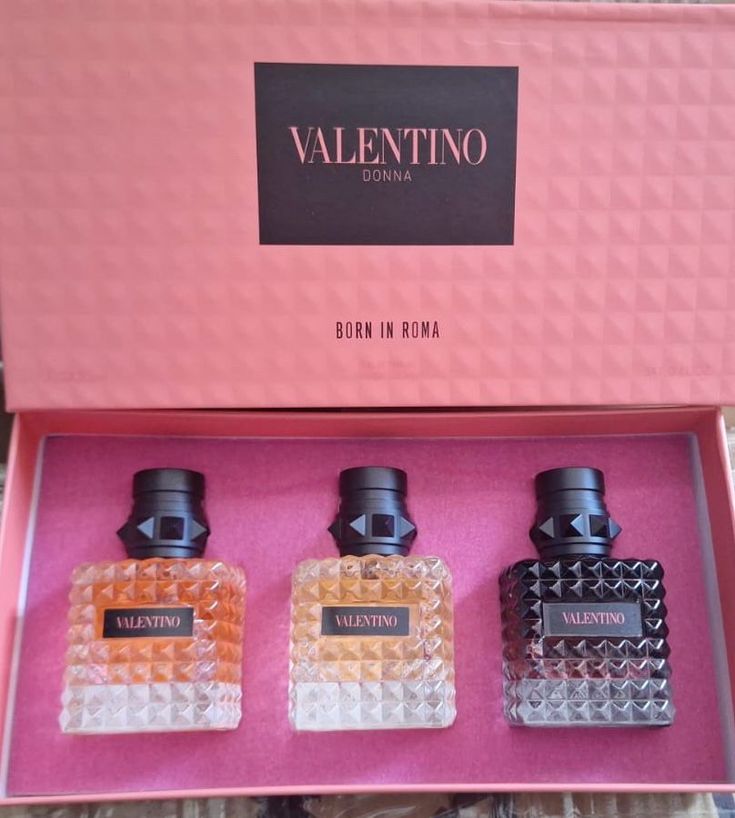 valentino set :                            born in Roma Eau de Parfum.
Coral Fantasy.
Born in Roma intense .